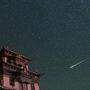 Meteorstrom Perseiden am Nachthimmel, Eindr�cke GOLOG, CHINA - AUGUST 13: A meteor streaks across the sky during the Pe