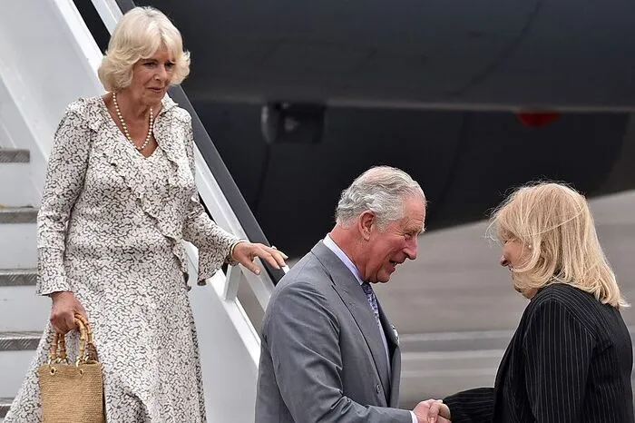 Prinz Charles und Camillia wurden von Kubas Außenministerin Ana Teresita Gonzalez bei der Landung auf dem Jose Marti International Airport in Havana am Sonntag empfangen