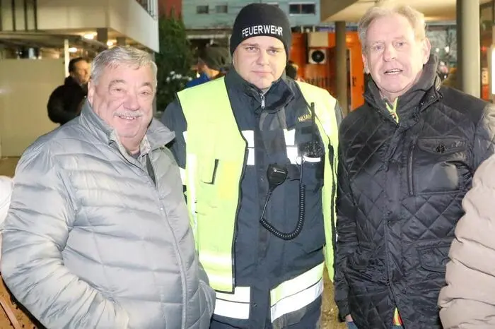 Übrigens: Keinerlei Angst vor den schaurigen Gesellen hatten unter anderem Bürgermeister Harald Tellian (rechts) und sein Vorgänger Burkhard Trummer, Feuerwehrkommandant Andreas Nuart sowie der Klein St. Pauler Bauhoflchef Tommy Puck.
