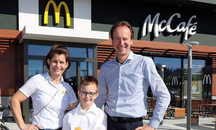 Isabell Jurak (links) hat im McDonald's Feldkirchen die 4-Tage-Woche eingeführt