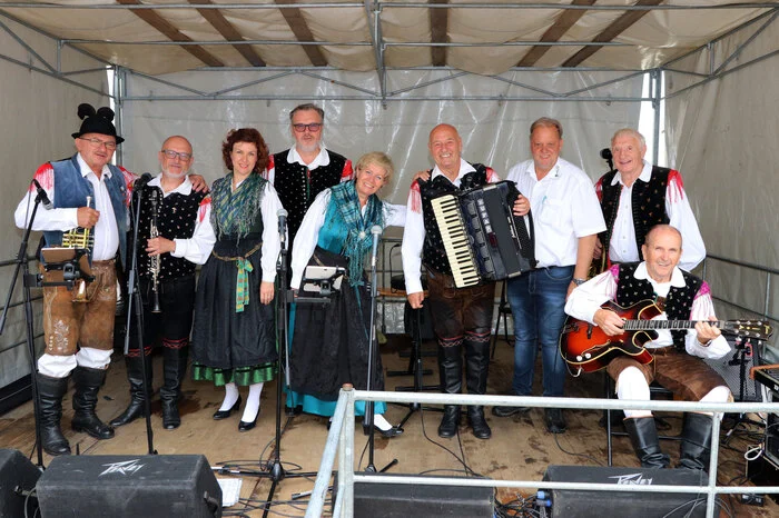Die „Oberkrainer Hauskapelle Avsenik“ von Links: Stanko Praprotnik, Aliosa Defferri, Tina Debeval, Andres Ropas, Marsana Urahuar, Toni Iskra, Bgm. Martin Treffner, Marjan Legat und Renato Velic.