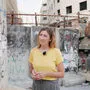 Sophie Roupetz mit der Künstlerin und Revolutionärin Hayat Nazer vor dem verbarrikadierten Regierungsviertel in Beirut
