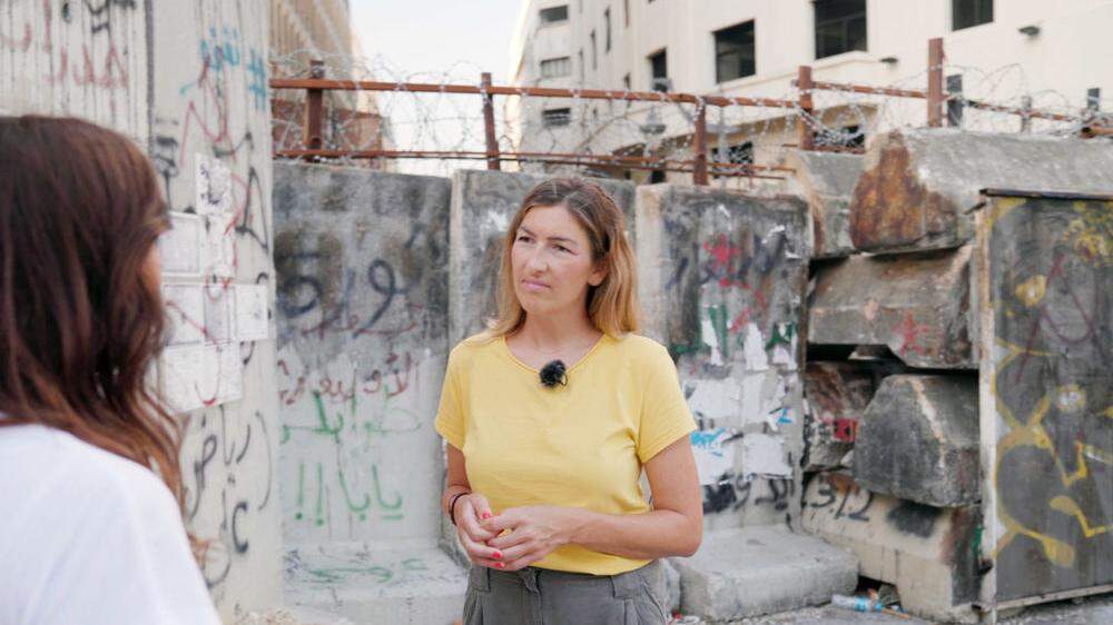 Sophie Roupetz mit der Künstlerin und Revolutionärin Hayat Nazer vor dem verbarrikadierten Regierungsviertel in Beirut