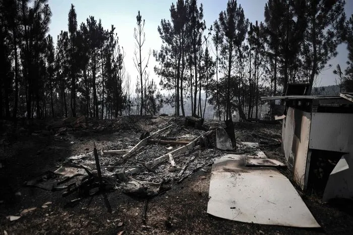 Die Feuer rund um die Gemeinden Vila de Rei und Macao rund 200 Kilometer nordöstlich der Hauptstadt Lissabon hätten zwar etwas nachgelassen, jedoch seien mehrere Dörfer weiter in Gefahr.