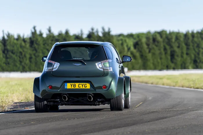Beim Festival of Speed in Goodwood hat die Traditionschmiede nämlich einen Cygnet präsentiert – mit 4,7 Liter V8 aus dem Vantage S mit 435 PS unter der Haube.