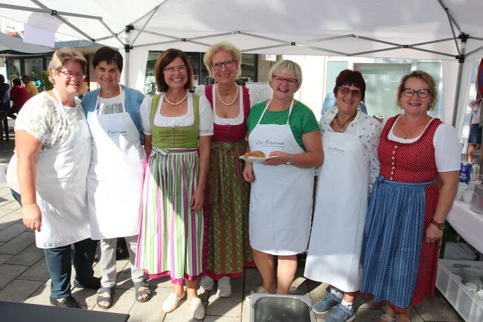 Kochende Bäuerinnen.
