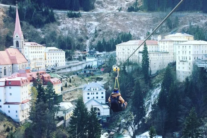 4. Flying Fox. Am Wasserfall vorbei kann man schon einmal eine Fahrt mit der Zipline wagen. Wer über den Schatten springt, wird bemerken - es ist gemütlicher als man denkt.