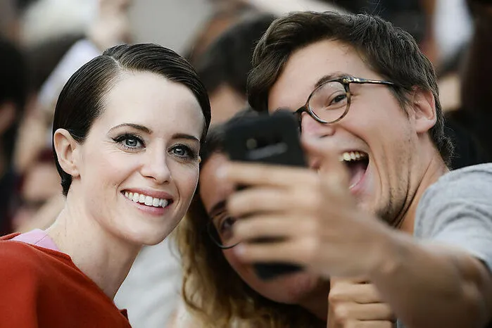 In der Hinsicht war auch Co-Star Claire Foy auf dem roten Teppich höchst gefragt.