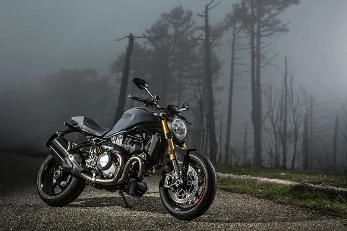 Auch die großen Monster 1200 und 1200 S erfahren eine umfassende Modellpflege. Sie sind mit einem schlankeren Tank ausgestattet, kommen mit einem komplett neu gestalteten Heck, zeigen einen neuen Scheinwerfer und ein Elektronikpaket, das von der 1299 Panigale abgeleitet wurde.