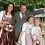 Gerda und Gert Fößl bei der Hochzeit mit den Kindern Lena und Franziska