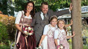 Gerda und Gert Fößl bei der Hochzeit mit den Kindern Lena und Franziska