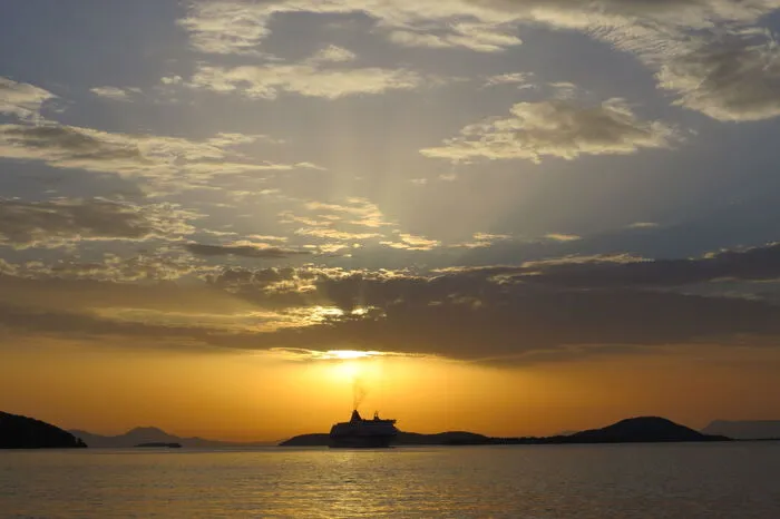 Herrliche Abendstimmung: Fähre fährt in den Hafen Igoumenitsa (Griechenland) ein.