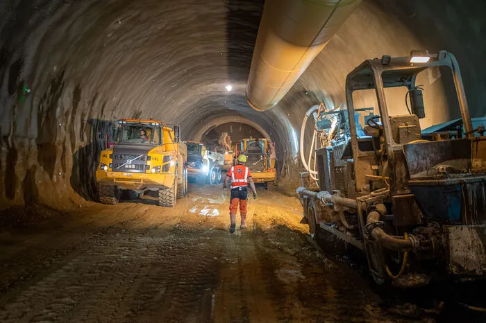 Ein Schlauch, der an der Decke befestigt ist, bläst ununterbrochen Frischluft in den Tunnel.