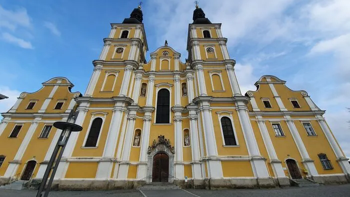 Die Basilika, wie sie viele Grazerinnen und Grazer über Jahrzehnte gekannt haben - in Gelb