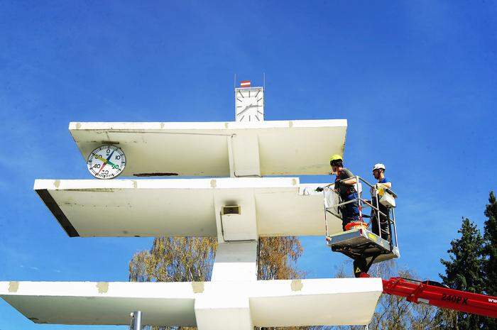 Die beiden Lavanttaler Günther Konrad und Patrick Pfennich streichen den Zehn-Meter Turm 