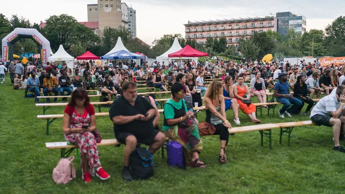 Neuer Ort, neue Bedingungen, aber trotzdem viel Andrang: Das Chiala Afrika Festival wandert für dieses Wochenende in den Oeverseepark.