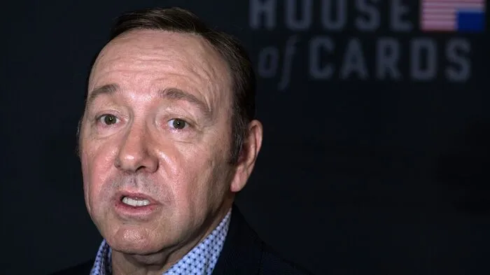 Kevin Spacey wurde 1959 in New Jersey geboren, nach wenigen Jahren zog seine Familie in einen Vorort von Los Angeles.