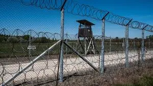 Surveillance system on the Hungarian border near Subotica Serbia. Turrets, fences, barbed wire and patrols driving around in cars are weapons of deterrence. To get around the wall erected by the government of Hungarian President Viktor Orban, exiles wishing to reach Europe now try their luck by passing through Romania. Every night, small groups try to slip through the net set up by the Romanian authorities. The routes range from 2 to 15 kilometers, depending on the path taken, through woods and fields. May 9, 2021. Subotica. Serbia. PUBLICATIONxINxGERxSUIxAUTxONLY MichaelxBunelx/xLexPictorium LePictorium_0247127 