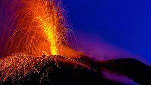 Vom Meeresgrund ragt der Kegel des Vulkans Stromboli rund 3000 Meter auf 