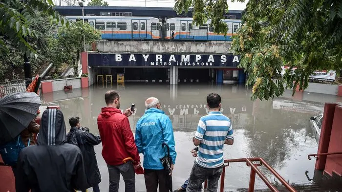 Das Hochwasser löste ein Verkehrschaos aus und flutete zahlreiche Keller. Diese U-Bahn-Station stand völlig unter Wasser.
