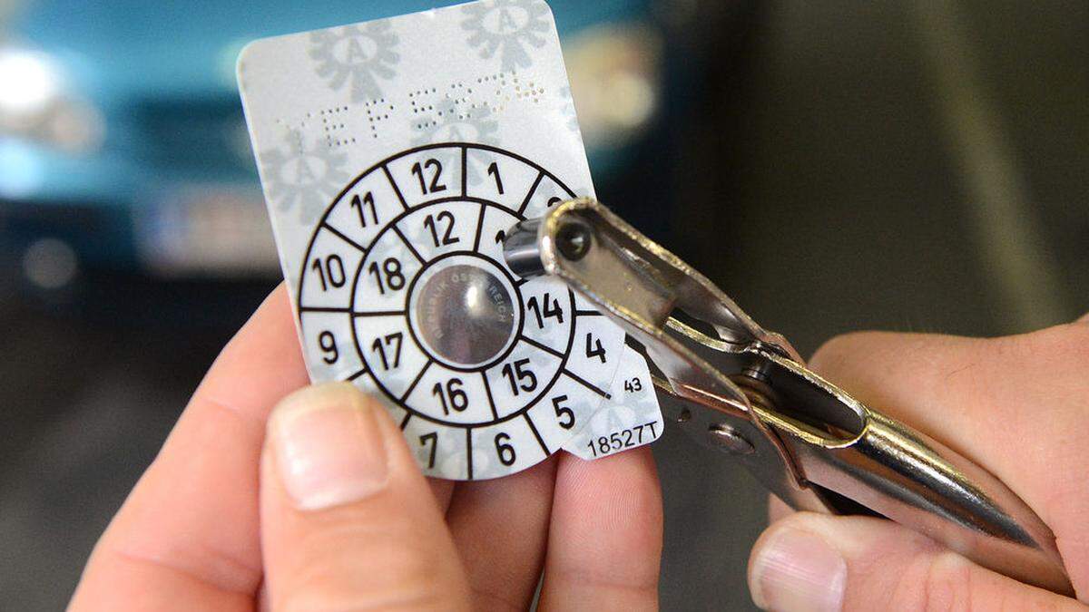 Ein Regensensor machte es notwendig, das Pickerl am Seitenfenster anzubringen. 