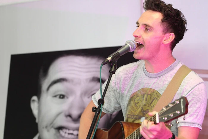 James Cotriall sang für die anwesenden Gäste.
