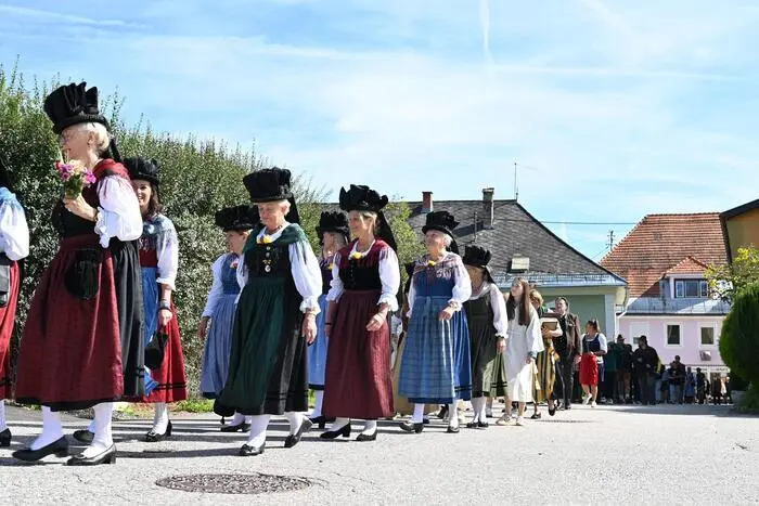 Anschließend führte ein Festumzug durch den Ort, bevor die offiziellen Feierlichkeiten stattfanden.