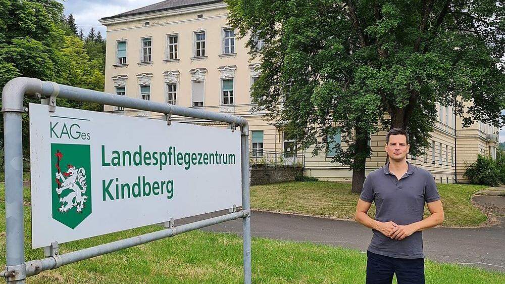 Hannes Amesbauer vor dem Kindberger Landespflegezentrum