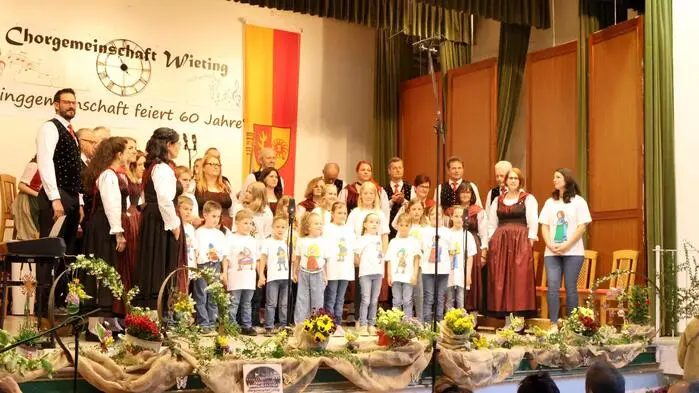 Von einer musikalischen Klangwolke umhüllt war am Wochenende der kleine Markt Klein St. Paul im Görtschitztal. Grund war das 60-Jahr-Jubiläum der Wietinger Singgemeinschaft (Obfrau Marlene Krenn) im örtlichen Werkskulturhaus.