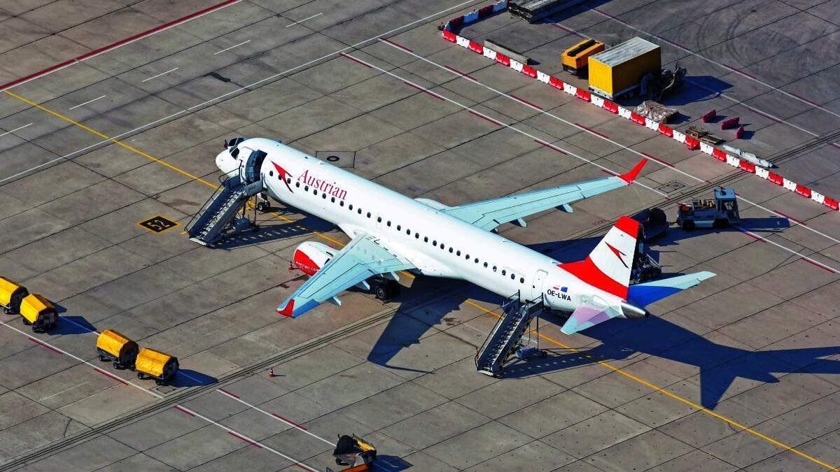 Eine Embraer 195 der Austrian Airlines – eine solche Maschine fliegt im Winter von Klagenfurt nach Hamburg