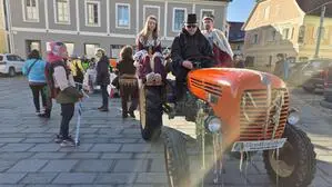 Standesgemäß musste das Prinzenpaar nicht zu Fuß gehen, sondern wurde per „Dieselross“ zum Hauptplatz kutschiert