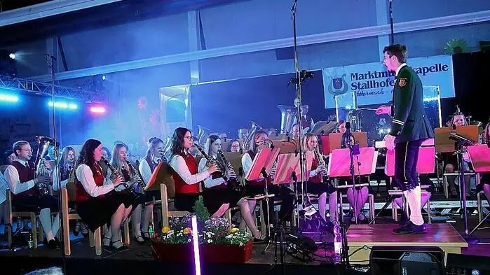 Die große Halle im Freizeitzentrum von Stallhofen war bis auf den letzten Platz gefüllt, als die Marktmusikkapelle zu ihrem traditionellen, nunmehr 32. Frühjahrskonzert lud.