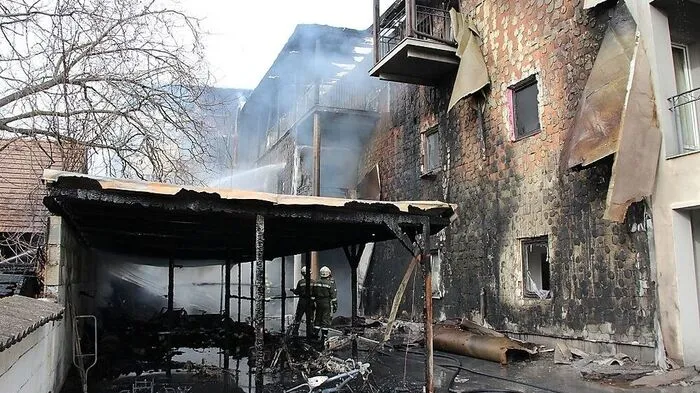 Von dem Anbau dürfte der Brand ausgegangen sein und auf den Wohnblock übergegriffen haben