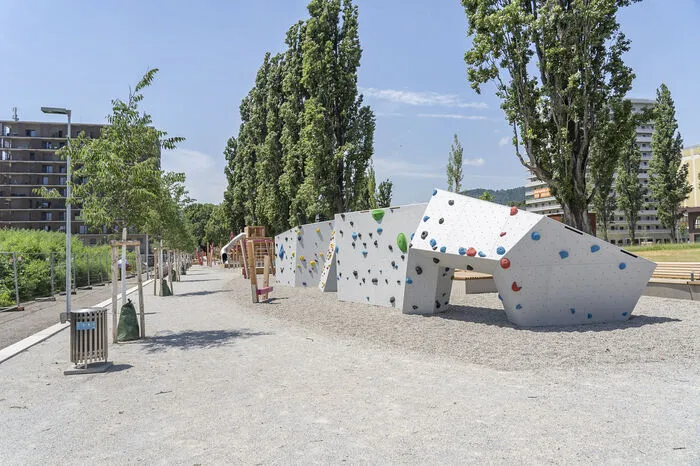 Teil des Parks: Der erste inklusive Kinderspielplatz von Graz. Hier gibt es Spielgeräte, die von Menschen mit und ohne Behinderung genutzt werden können.