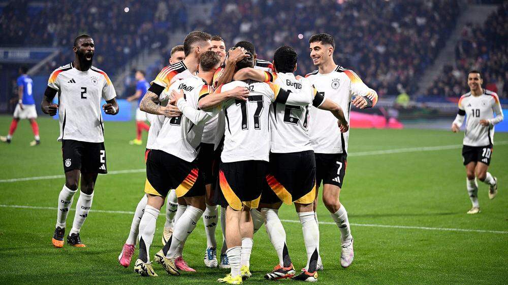 Jubeltraube der deutschen Mannschaft nach dem Tor zum 0:1 durch den Torschützen Florian Wirtz im Testspiel gegen Frankreich 