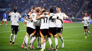 Jubeltraube der deutschen Mannschaft nach dem Tor zum 0:1 durch den Torschützen Florian Wirtz im Testspiel gegen Frankreich 