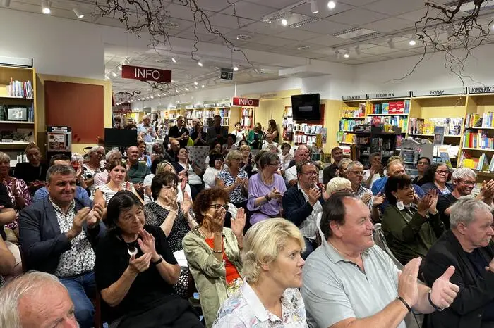 Bis auf den letzten Platz war die Buchhandlung gefüllt. 