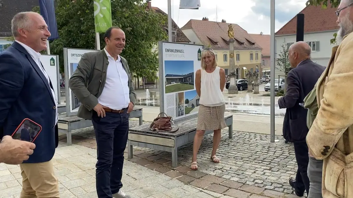 Innungsgeschäftsführer Bernd Haintz, Bürgermeister Christoph Stark und Museum-im-Rathaus-Leiterin Sigrid Hörzer vor den Tafeln