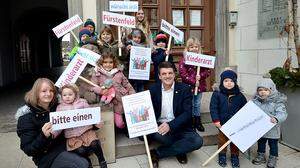Elf Kinder demonstrierten, um für eine Nachbesetzung der Kinderarztstelle zu bitten