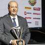 Jean-Philippe Imparato mit der Auszeichnung des Peugeot 3008 zu Auto des Jahres 2017