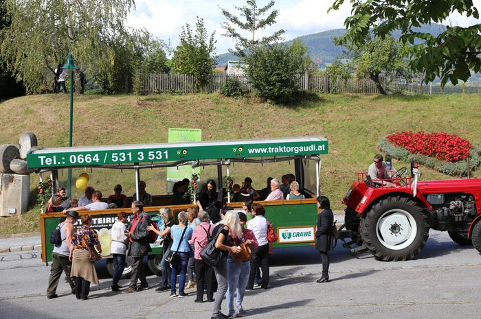 Als Taxi für die Besucher fungierten auch diesmal wieder die "Wetten-dass-Traktoren".