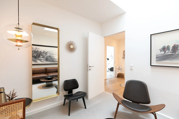 Im Wartebereich, dem ehemaligen Schlafzimmer, zeigt sich, wie man Ruhe in einen Raum bringen kann.