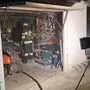 Die Feuerwehr musste den geschmolzenen Akku aus der Garage entfernen
