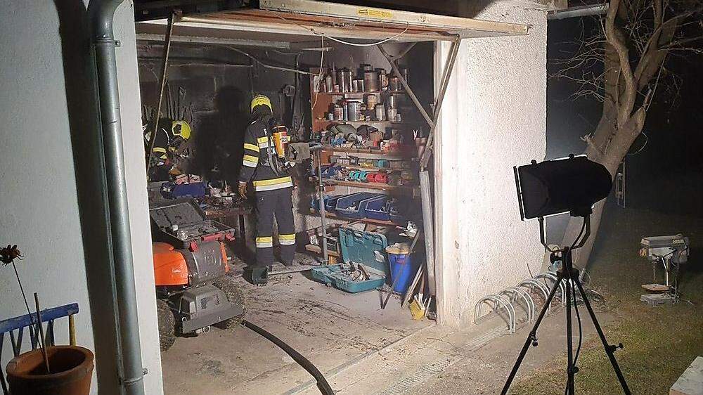 Die Feuerwehr musste den geschmolzenen Akku aus der Garage entfernen