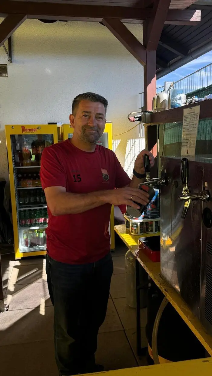 Viktring-Trainer Christian Sablatnig hilft in der Kantine aus