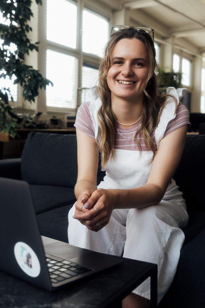 Die 23-Jährige Anna Greil gründete die Kleidertausch-App "Uptraded"