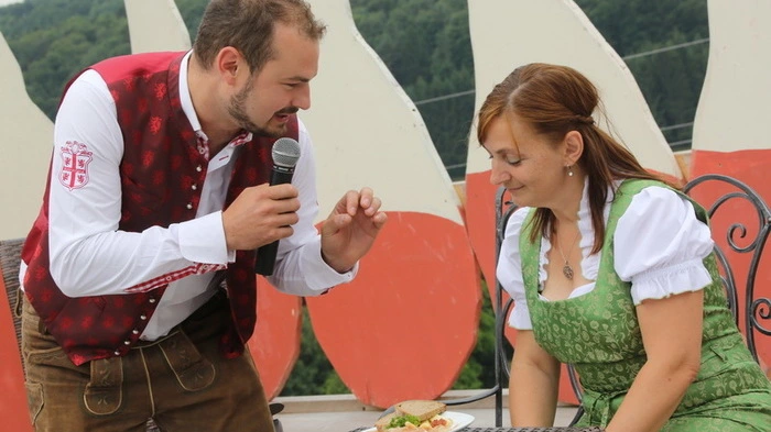 Präsentiert wurden den tausenden Besuchern bei Vulcano nicht nur 16 Schinken aus acht Ländern, sondern auch die Finalisten im Wettbewerb um den Titel „Größter Aufschneider“. Ihre Aufgaben: Schinken schneiden, einen Schinkenteller gestalten und diesen wortreich präsentieren.