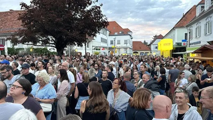 Tausende Fans pilgerten zum Open-Air Konzert von Gert Steinbäcker & Band auf den Augustinerplatz.