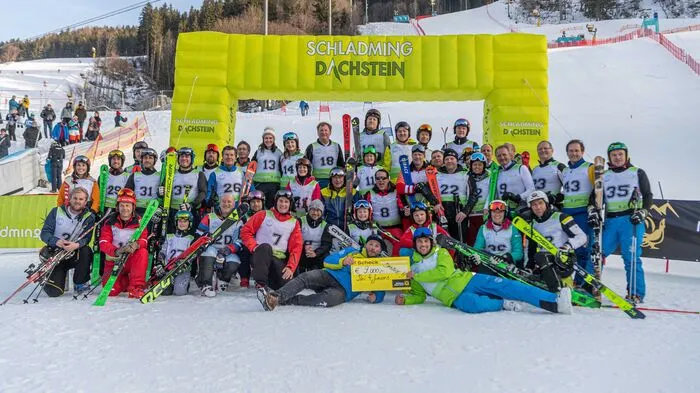 Tradition hat das Charity-Skirennen am Tag vor dem Nachtslalom, nur heuer mit neuem Veranstalter: Jährlich kurven Prominente die letzten paar Meter am Planai-Zielhang für den guten Zweck (für die örtlichen Nachwuchsrennläufer kamen 9000 Euro zusammen) hinunter.