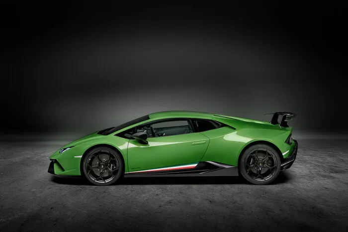 Wie wichtig dieser Rekord für ein Straßenauto jetzt wirklich sein mag, muss jeder für sich entscheiden. Fakt ist, dass Lamborghini wirklich alles tat, um den gewichtigen Beinamen Performante zu rechtfertigen. Dieser Huracán bekam wirklich alle Zutaten, damit er noch schneller und agiler wird. Und das fängt nach klassischer Lehre mit dem Weglassen an.